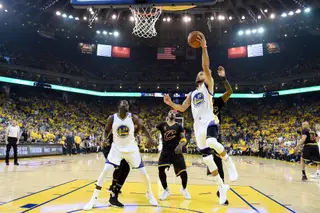 Na última temporada, os Warriors bateram os Cavs na final. Foi a 3.ª vez seguida que as duas equipas discutiram o título