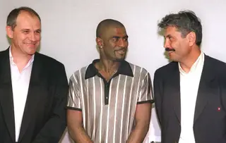 Oceano depois de assinar pelo Toulouse, entre o presidente do clube, Andre Labatut e o treinador Guy Lacombe