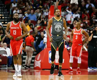 Kevin Durant e os dois rapazes que o querem abater: James Harden de um lado e Chris Paul lá atrás