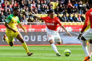 Rony, ao centro, em ação pelo Monaco