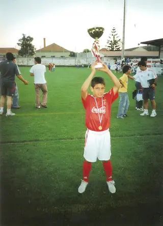 Rony com a taça de um torneio de Vila Franca de Xira, que disputou pelo Benfica