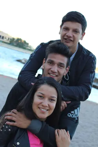Rony, no meio, com os dois irmãos