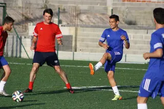 Rony chuta a bola, durante o Torneio Rony Lopes realizado em Vila Nova de Poiares
