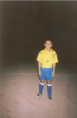 Rony com a camisola 9 da seleção do Brasil, aquela que o seu ídolo, Ronaldo, o Fenómeno, costumava vestir