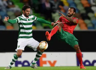 Manuel Fernandes, à direita, disputa a bola com Alberto Aquilan do Sporting durante um jogo da Liga Europa, em 2005