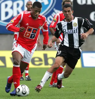 Manuel Fernandes, à esquerda, com Juliano Spadacio do Nacional da Madeira, num jogo da I Liga, em 2006