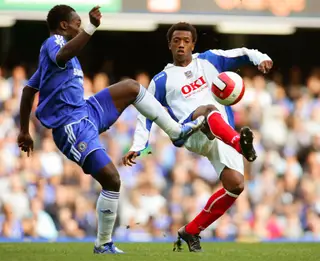 Em outubro de 2006 Manuel Fernandes, à direita, já jogava pelo Portsmouth, em Inglaterra