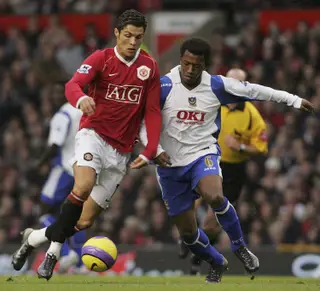 Cristiano Ronaldo (Manchester United) e Manuel Fernandes (Portsmouth) num jogo da Premiership, em novembro de 2006
