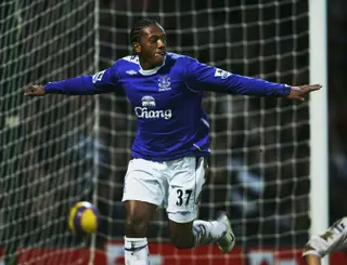 Manuel Fernandes festeja um golo marcado ao serviço do Everton, em fevereiro de 2007