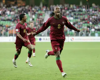 Manuel Fernandes celebra um golo que marcou a Israel, no Europeu de sub-21, disputado na Holanda
