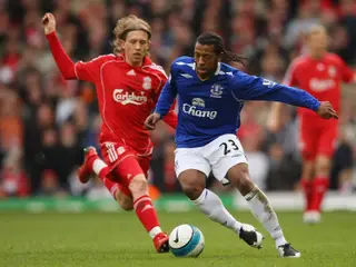 Manuel Fernandes, à direita, disputa a bola com Lucas durante um jogo com o Liverpool, em 2008