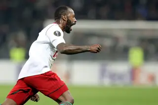 Manuel Fernandes festeja um golo que marcou esta época pelo Lokomotiv na Liga Europa