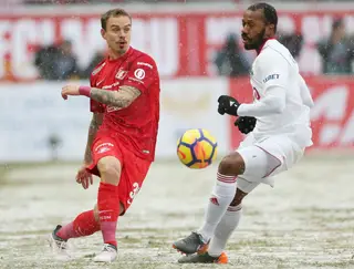 Manuel Fernandes, à direita, conseguiu adaptar-se ao frio e conquistou esta época o campeonato russo, pelo Lokomotiv