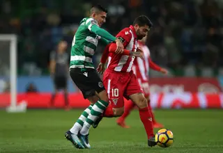 Paulo Machado, à direita, já como jogador do Desportivo das Aves, numa disputa de bola com Battaglia, do Sporting, esta época