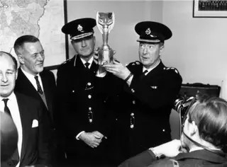 A polícia inglesa com o troféu recuperado