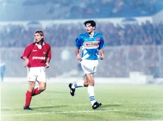 João Manuel Pinto já equipado com o azul do Belenenses, ao lado de Caniggia, do Benfica