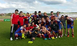 João Manuel Pinto, em pé à esquerda, já como treinador do Martigny-Sports, da Suíça