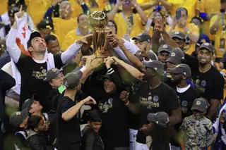 Na última temporada, os Warriors festejaram na terceira final consecutiva frente aos Cavs, recuperando um título ganho por Cleveland no ano anterior
