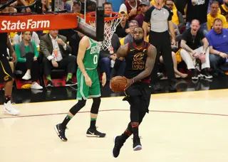 King James, preparando-se para mais um afundanço durante as finais da Conferência Este, em que os Cavs derrotaram os Boston Celtics