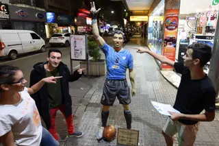 Luis Suárez é idolatrado no Uruguai