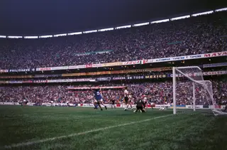 Gianni Rivera festeja após marcar o golo da vitória naquele que ficou conhecido como o jogo do século