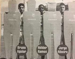 Bruno Aguiar, à esquerda, guardou um recorte de jornal onde aparece com os colegas e amigos mais chegados que fez nos juniores, Hélder Ramos e Jorge Ribeiro