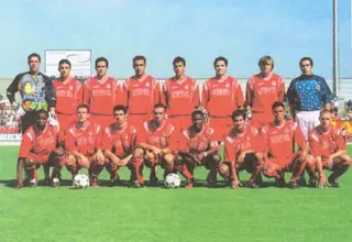 Bruno Aguiar, o segundo à esquerda em pé, com a equipa do Benfica que foi campeã de juniores em 1999/2000