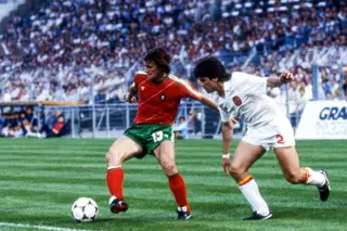 Sousa, com a bola, em ação com as cores de Portugal