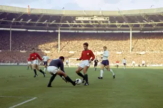 Alexandre Baptista protege a bola junto do guarda-redes Pereira, durante o jogo com Inglaterra, no Munidial de 1966