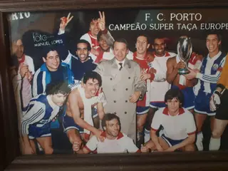 Sousa, em baixo à direita, conquistou a Super Taça Europeia pelo FCP em 1987