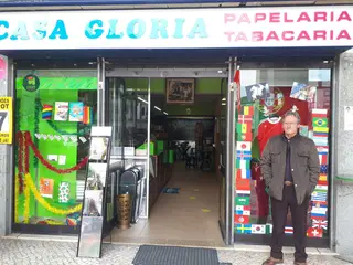 Antonio Sousa à porta da sua papelria/tabacaria, onde agor apassa a maior parte dos seus dias