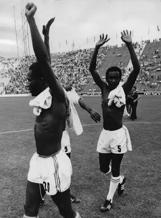 Os jogadores haitianos despedem-se do público após a derrota por 4-1 frente à Argentina no seu último jogo do Mundial 1974