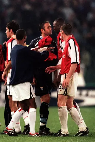 Sinisa Mihajlovic e Patrick Vieira em acessa discussão, em 2000