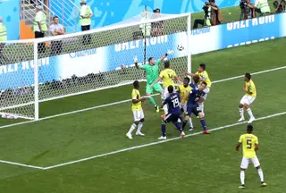 Yuya Osako salta mais alto e marca o golo da da vitória por 2-1 do Japão