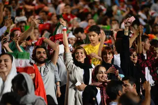 Iranianos e iranianas juntos no estádio Azadi: uma imagem inédita desde 1981