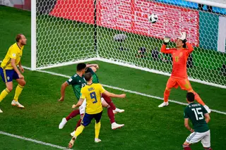 Ochoa evitou que a bola entrasse na primeira grande oportunidade da Suécia