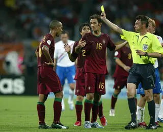O momento em que Costinha vê o cartão amarelo durante o jogo com a Holanda