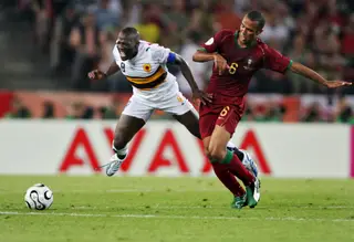 Cositnha, à direita, disputa a bola com um jogador da seleção de Angola