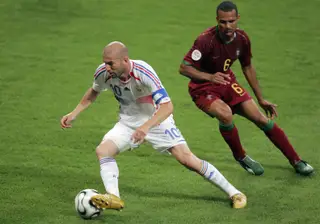 Costinha vigia Zidane, com a bola, durante o jogo com a França, em 2006