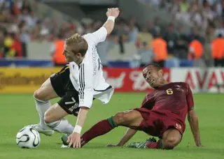 Costinha, à direita, durante o jogo com a Alemanha, para atribuição do 3º e 4º lugares