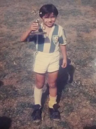 Danny comum trofeu que conquistou no futebol, com 6 anos