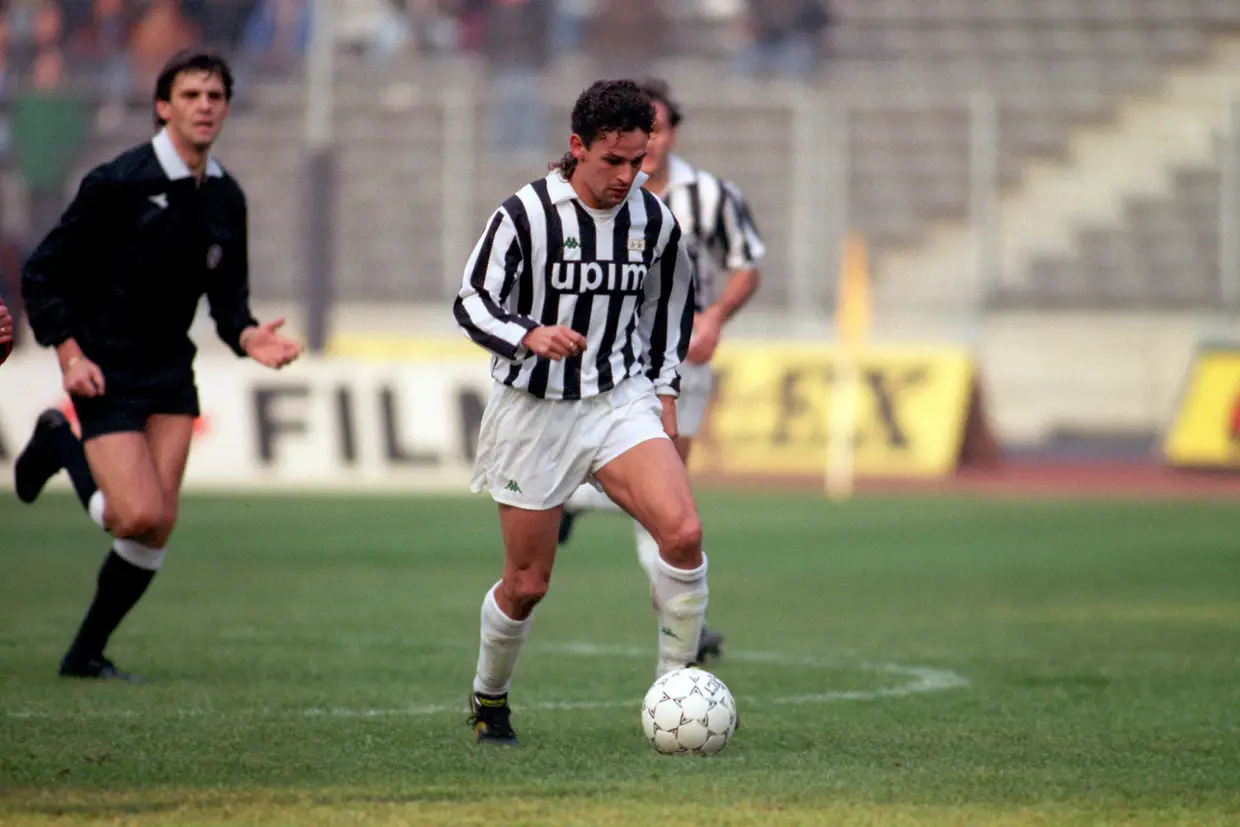 O italiano Roberto Baggio conquistou a Bola de Ouro em 1993, à frente de Dennis Bergkamp e de Eric Cantona