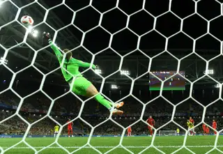 A defesa de Jordan Pickford ao remate do colombiano Uribe