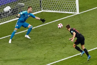 Andrej Kramaric desviou a bola do alcance de Akinfeev