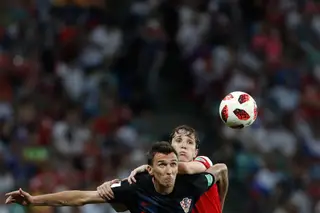 Mandzukic e Mario Fernandes à luta