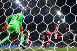 Mario Fernandes saltou sozinho e fez o 2-2, já no prolongamento