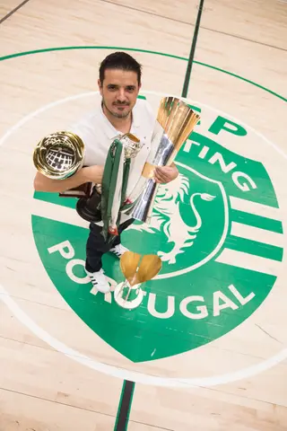 Nuno Dias, no Pavilhão João Rocha, com as quatro taças conquistadas esta época pelo Sporting