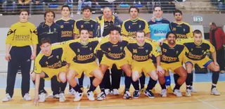 Nuno Dias, em baixo com o Nº5, com a equipa do Instituto D. João V