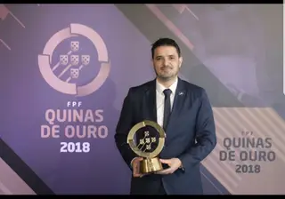 Nuno Dias conquistou o trofeu de treinador de futsal masculino na Gala Quinas de Ouro deste ano