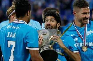 Luís Neto com a Supertaça que conquistou pelo Zenit, em 2015